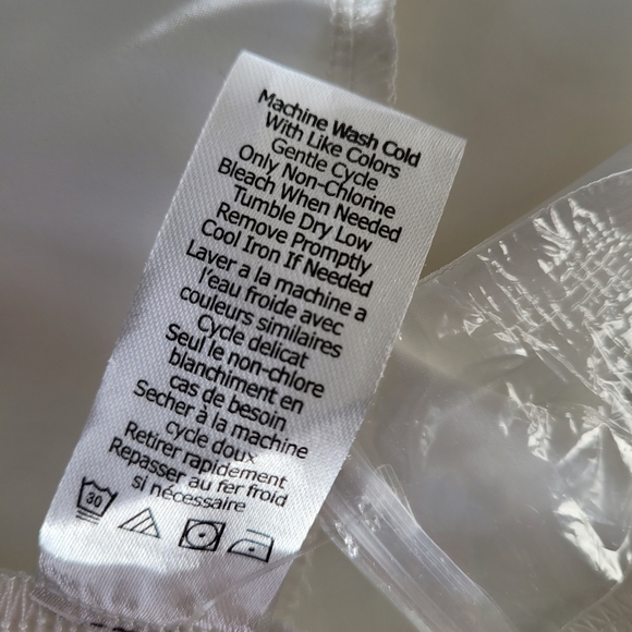 Beautiful Button Down Shirt Size Medium - Picture 15 of 15